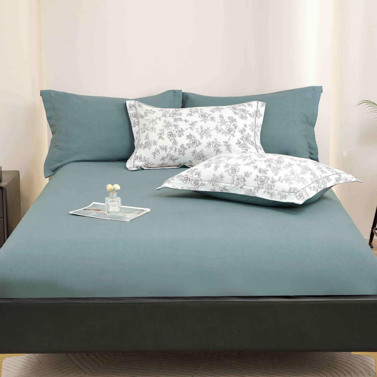 lenjerie la cutie din finet alb albastra cu floricele cearceaf