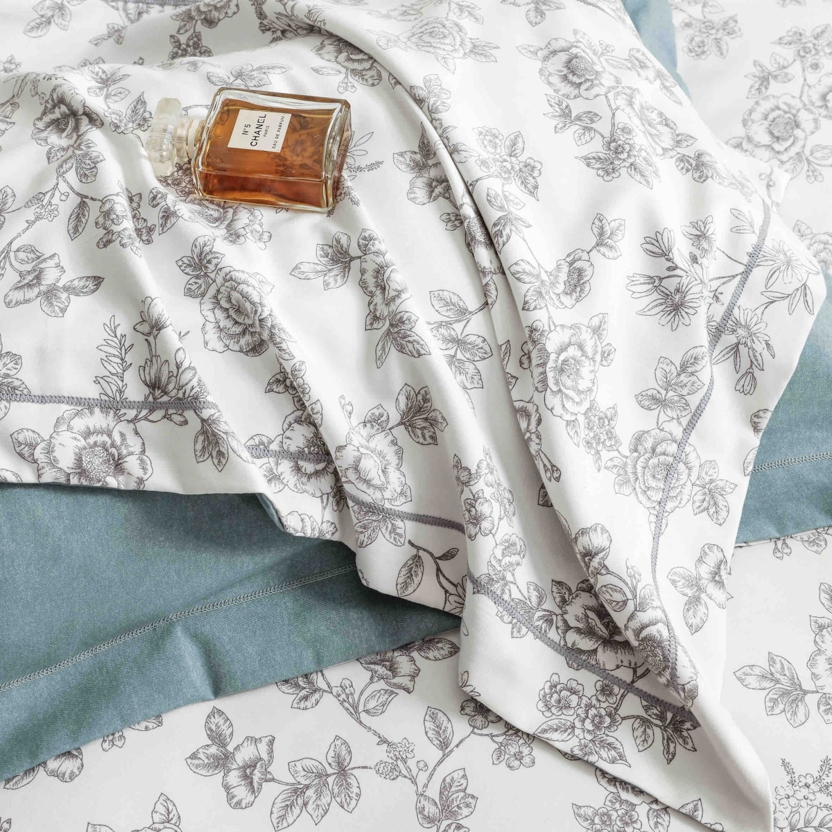 lenjerie la cutie din finet alb albastra cu floricele sus