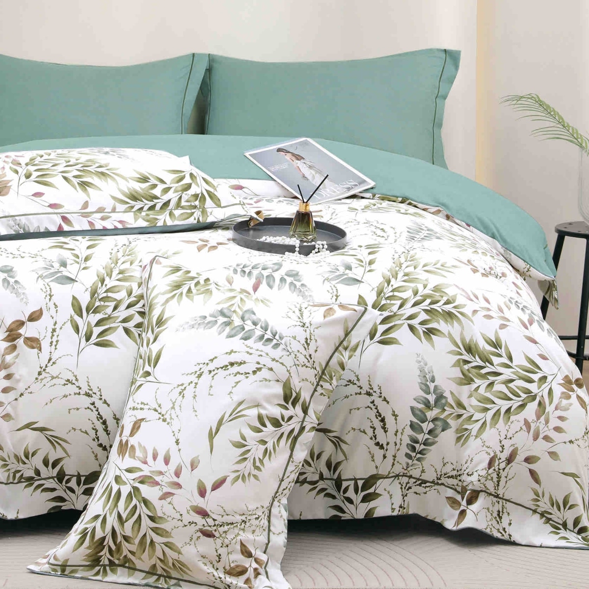 lenjerie la cutie din finet alb turcoaz cu frunze verzi aproape