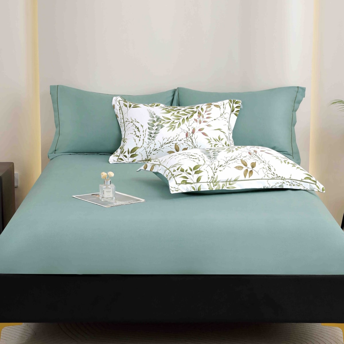 lenjerie la cutie din finet alb turcoaz cu frunze verzi cearceaf