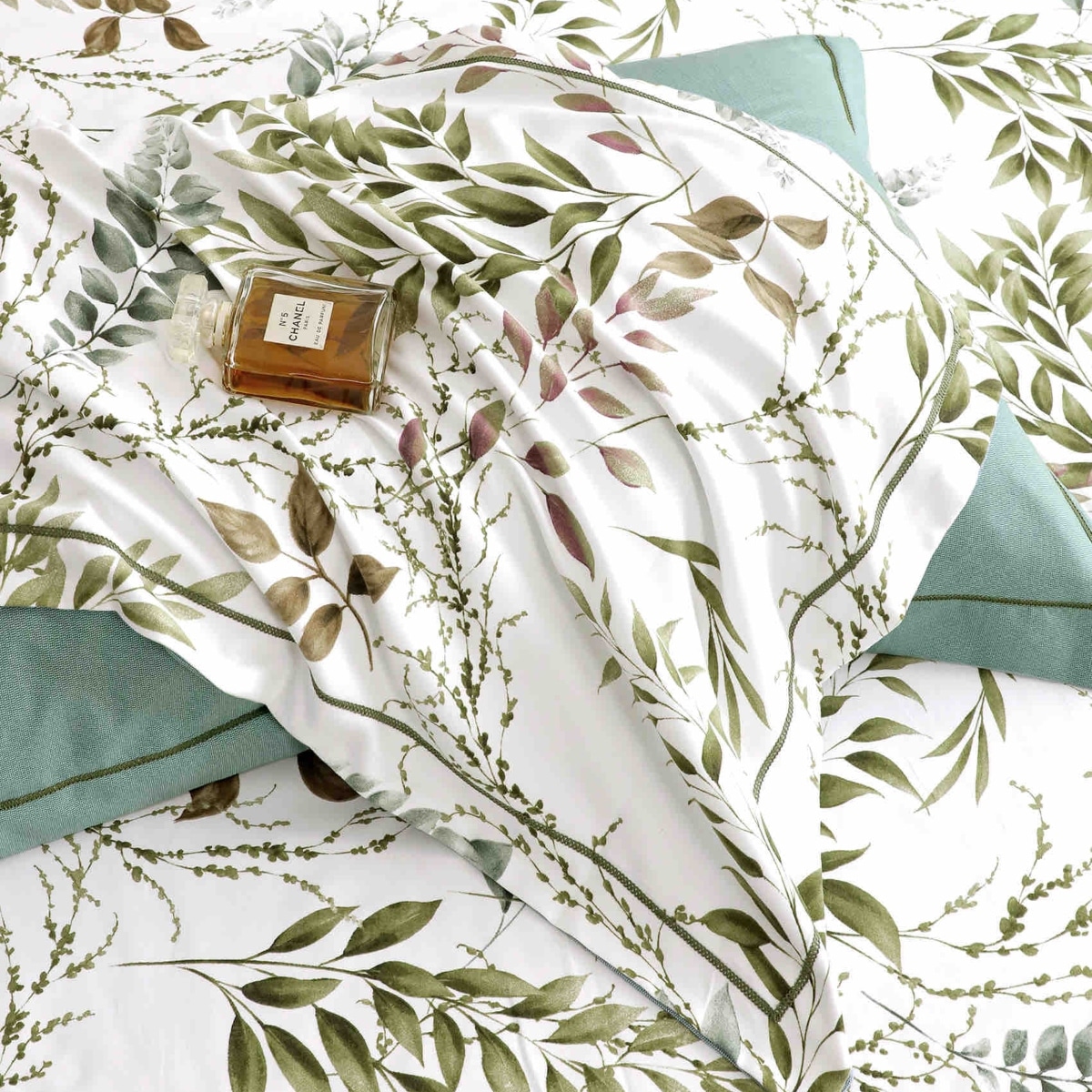 lenjerie la cutie din finet alb turcoaz cu frunze verzi sus