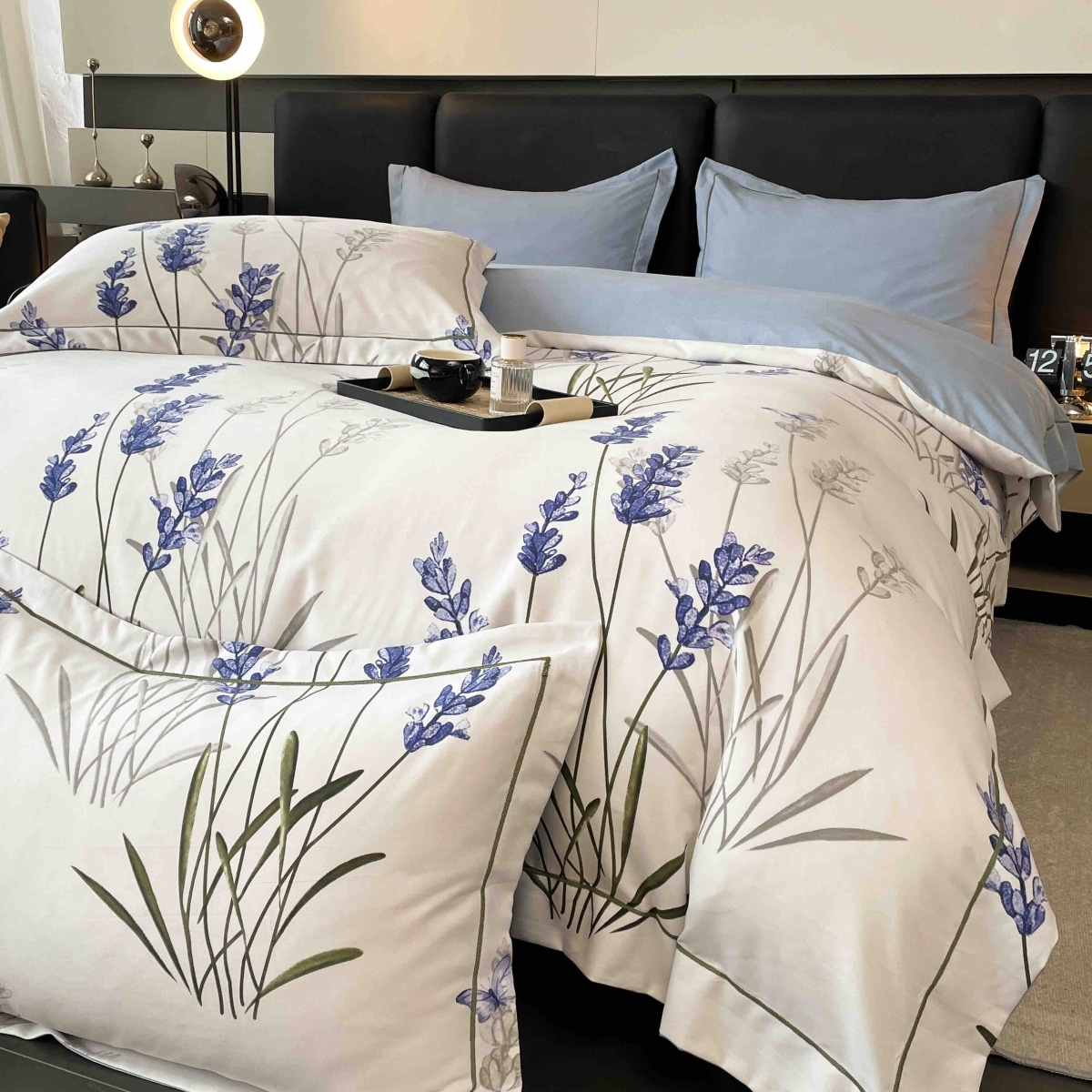 lenjerie la cutie din finet alba cu flori albastre - aproape