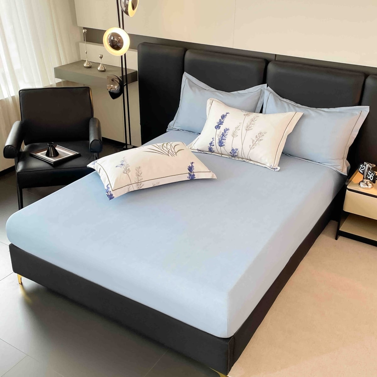 lenjerie la cutie din finet alba cu flori albastre - cearceaf