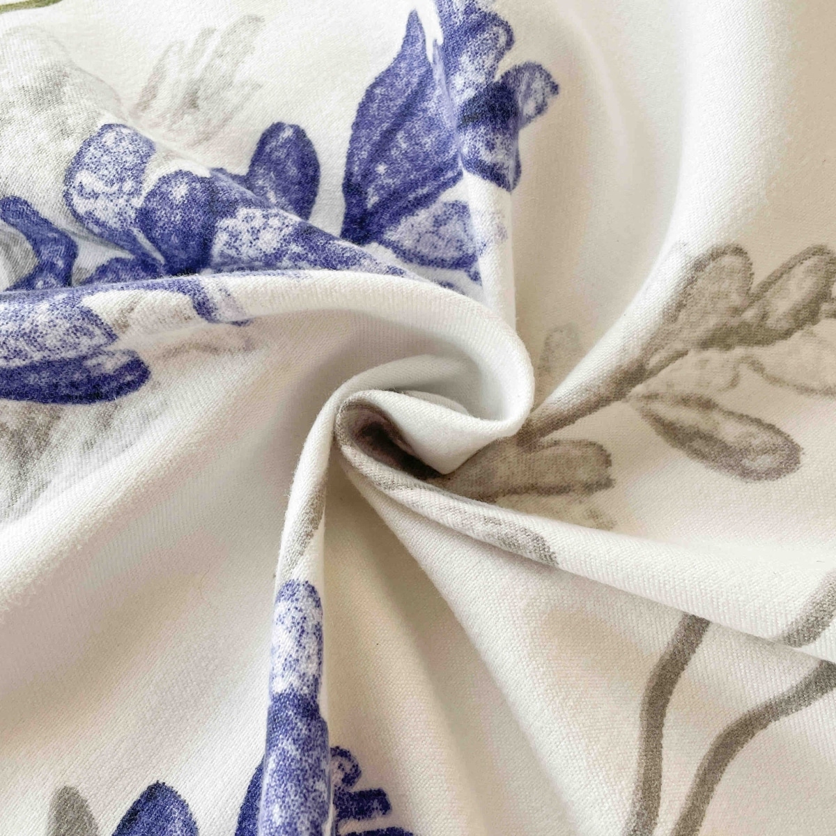 lenjerie la cutie din finet alba cu flori albastre - material