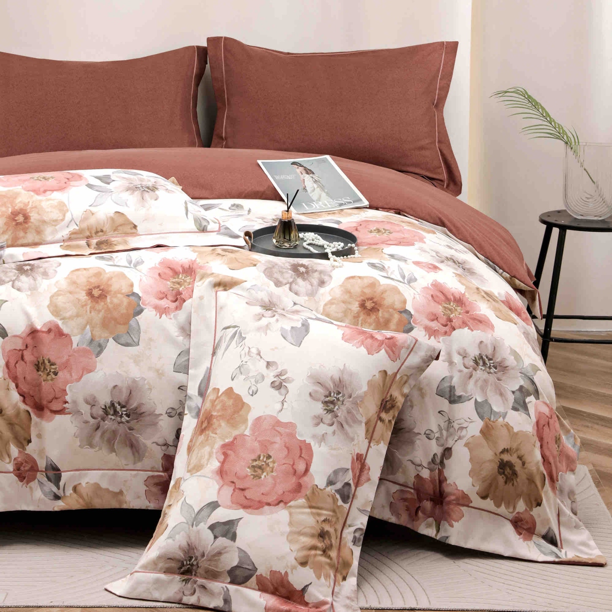 lenjerie la cutie din finet cu flori maro aproape