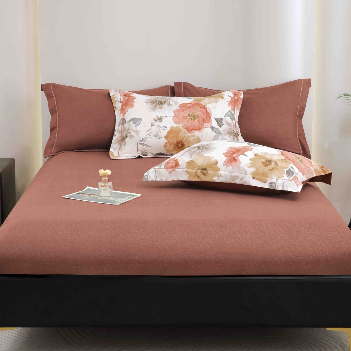 lenjerie la cutie din finet cu flori maro cearceaf