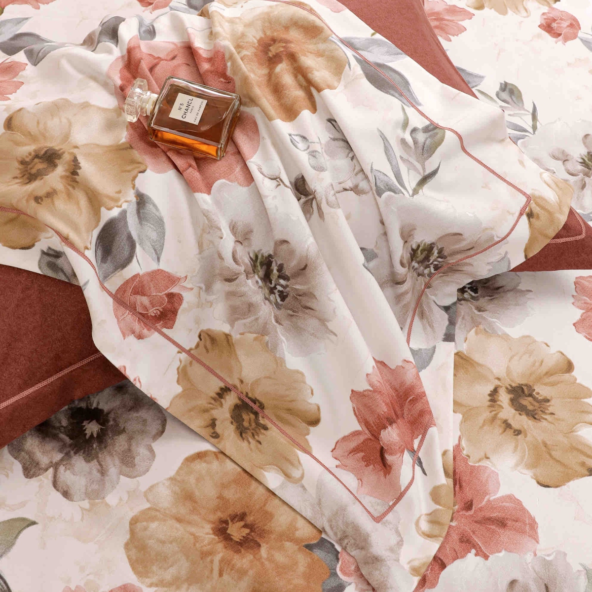 lenjerie la cutie din finet cu flori maro sus