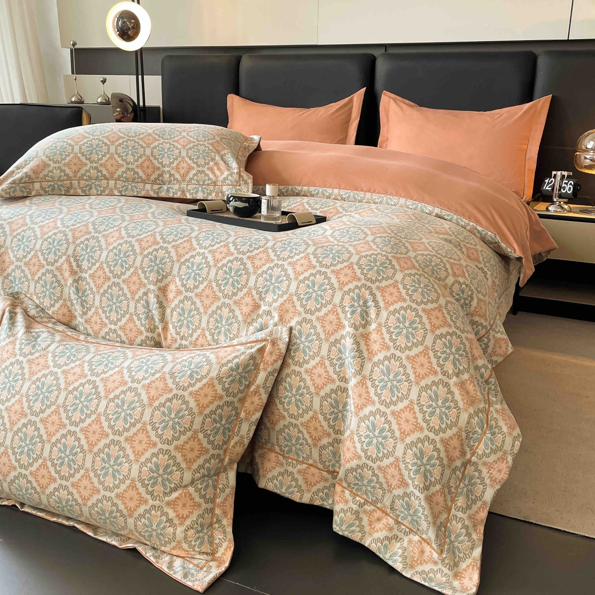 lenjerie la cutie din finet gri portocalie cu ornamente aproape