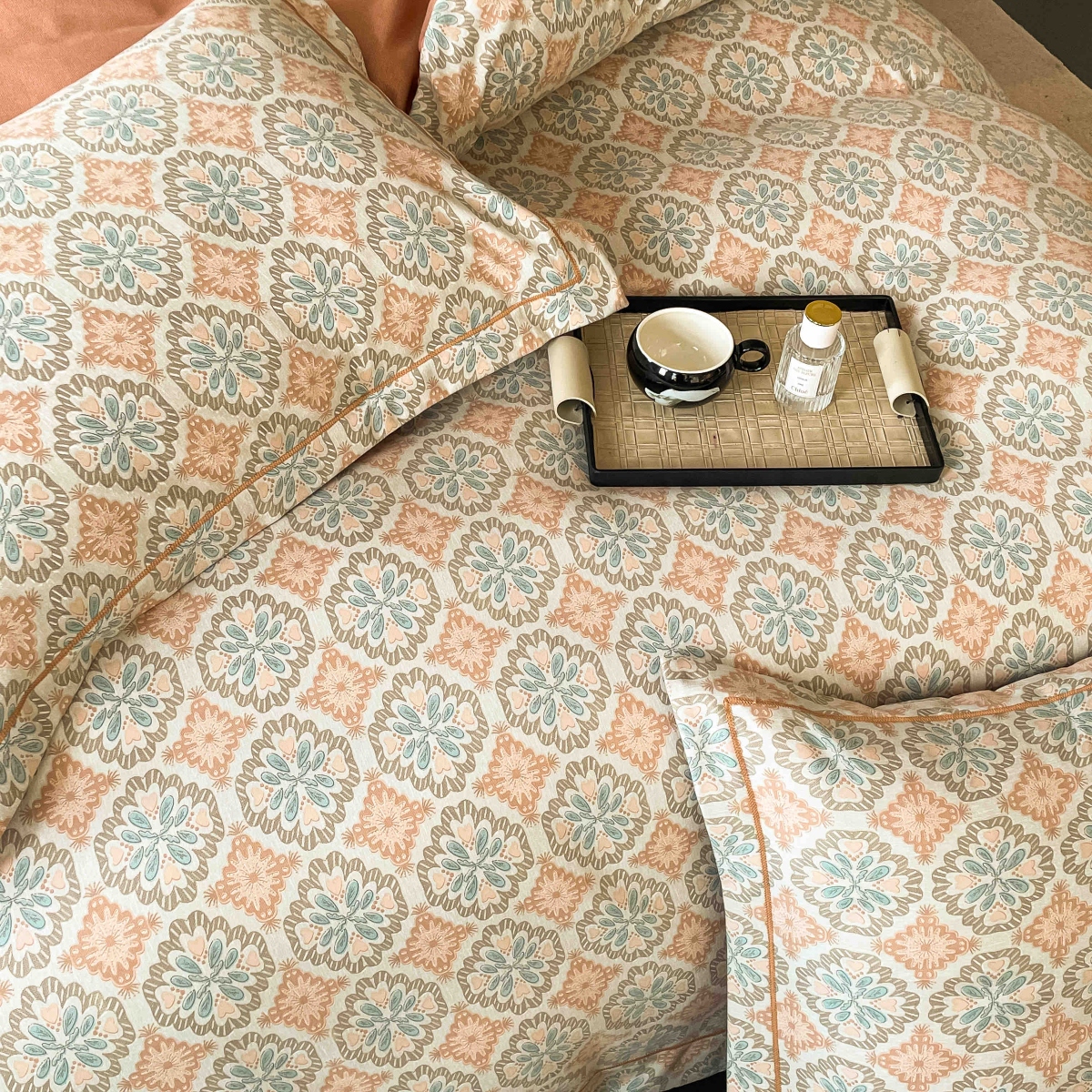 lenjerie la cutie din finet gri portocalie cu ornamente sus